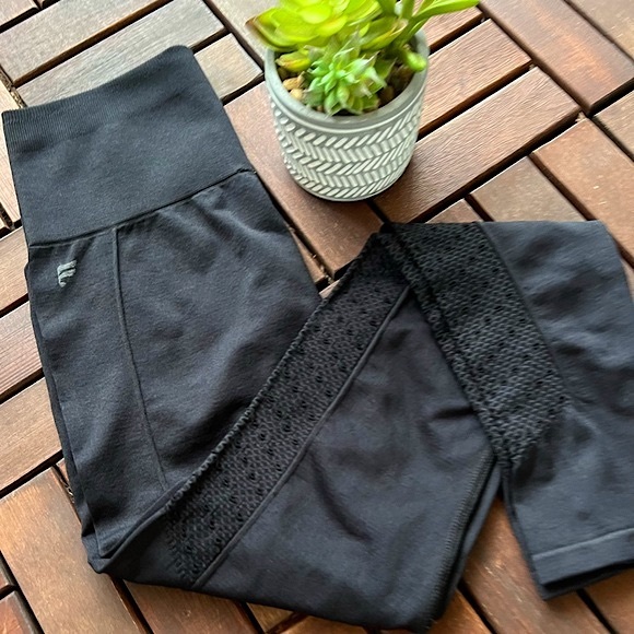 ✨LIKE NEW✨Fabletics Black Leggings - Womens XS/S - Picture 1 of 3